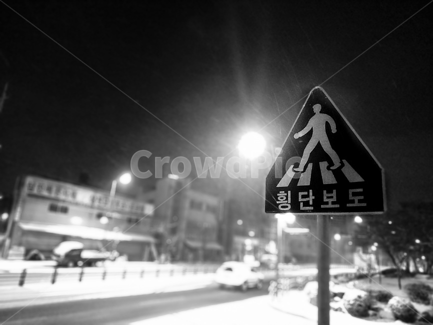 road,도로,vehicle,car,transportation,차,automobile,교통,표지판,횡단보도,흑백사진,흑백,모노톤,monochrome,black and white,교통,교통수단,traffic,transportation