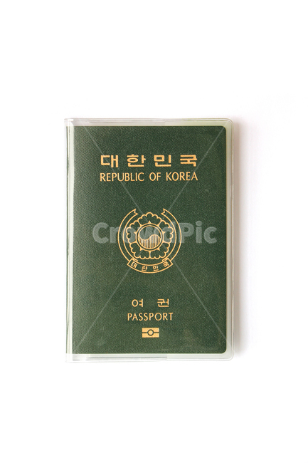 여권,한국여권,대한민국여권,사물,물건,한국,대한민국,정면,흰배경,녹색,초록색,그린,흰색,탑앵글,탑뷰,여행,휴가,traveling,vacation,trip,사물,물건,오브젝트,thing,object,matter,누끼,remove background
