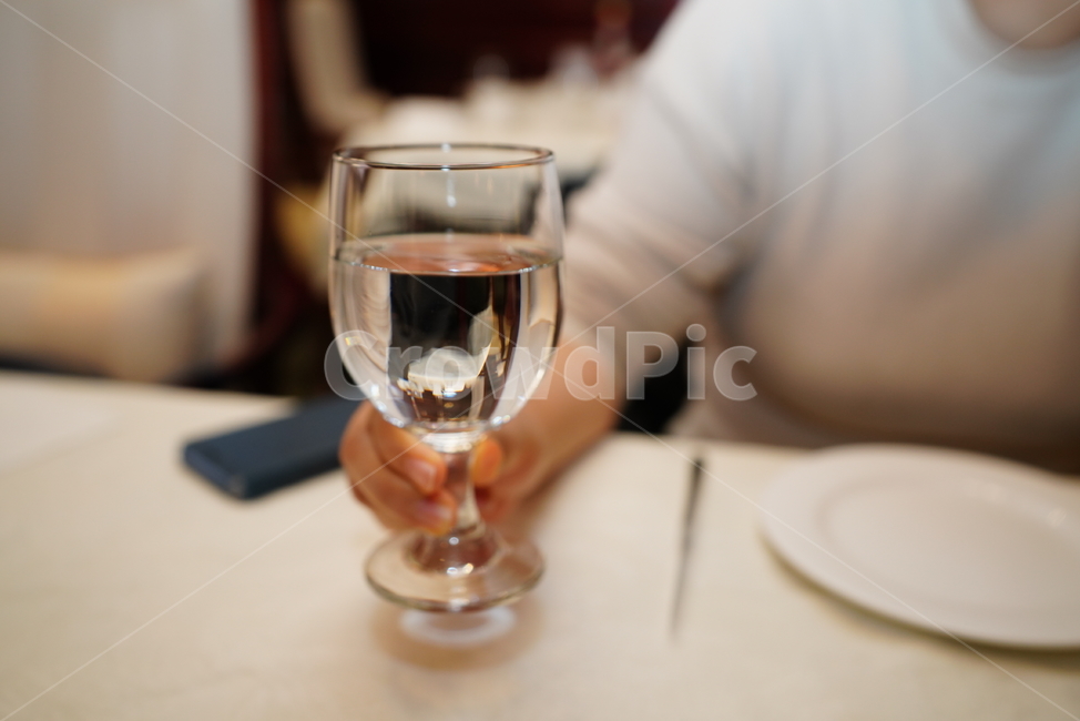글라스,잔,glass,물,마실거리,유리,사람,person,인간,human,음료수,drink,beverage