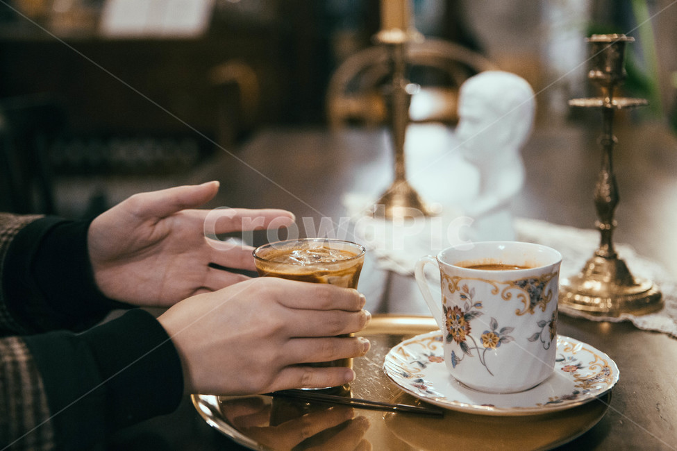 빈티지카페,인테리어,커피잔,커피타임,카페,커피,테이블,카페테이블,카페사진,의자,나무의자,나무테이블,감성사진,빈티지,카페인테리어,cafe,table,coffeetime,cafeinterior,커피,카페,coffee,cafe,감성,sensible,feeling