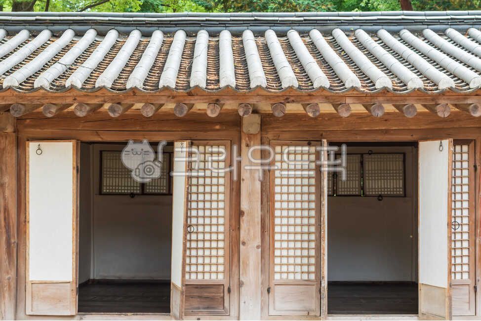 door,yard,Donggwol,traditional hanok,construct,wooden house,historic site,house,building,peaceful,Sarangchae,wooden building,architectural style,beautiful,secret garden,tile roof,premises,Changdeokgung Palace,tile,sight,treasure,Shipbuilding,quiet,Maple,t
