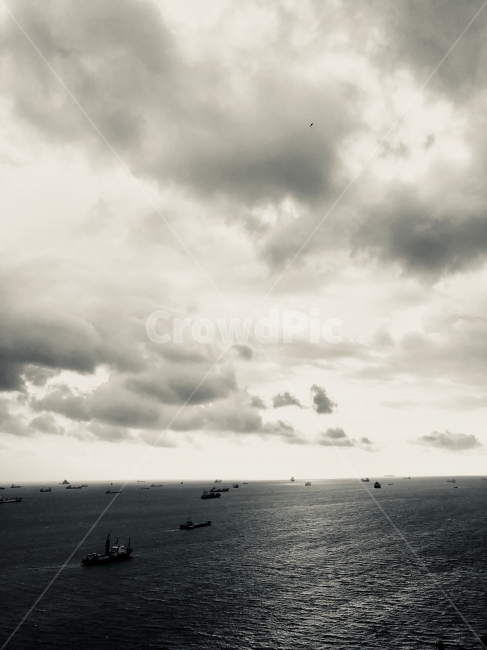 흑백,구름,바다,배,부산,지평선,자연,풍경,nature,landscape,흑백,모노톤,monochrome,black and white,교통,교통수단,traffic,transportation,weather,날씨,outdoors,옥외,cloud,cumulus,적운,sky,하늘