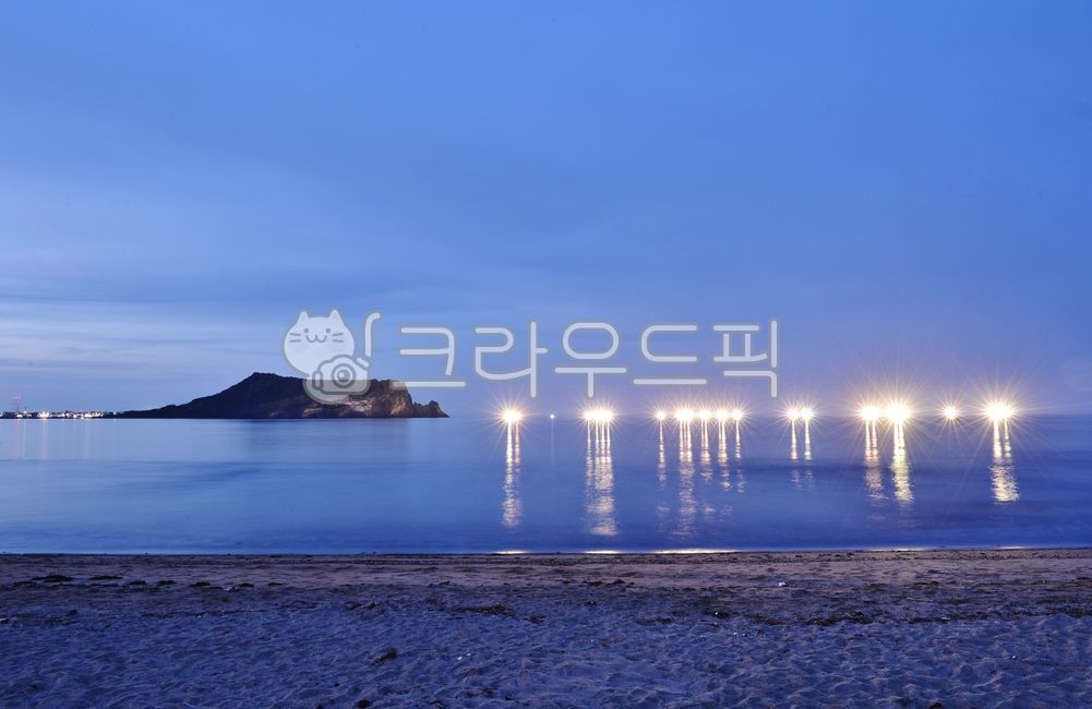 제주,제주도,성산일출봉,바다,섬,광치기해변,제주밤바다,고기잡이,불빛,조업,화산섬,해안,한국의자연풍경,바다풍경,nature,자연,outdoors,옥외,water,sea,ocean,대양,해안선