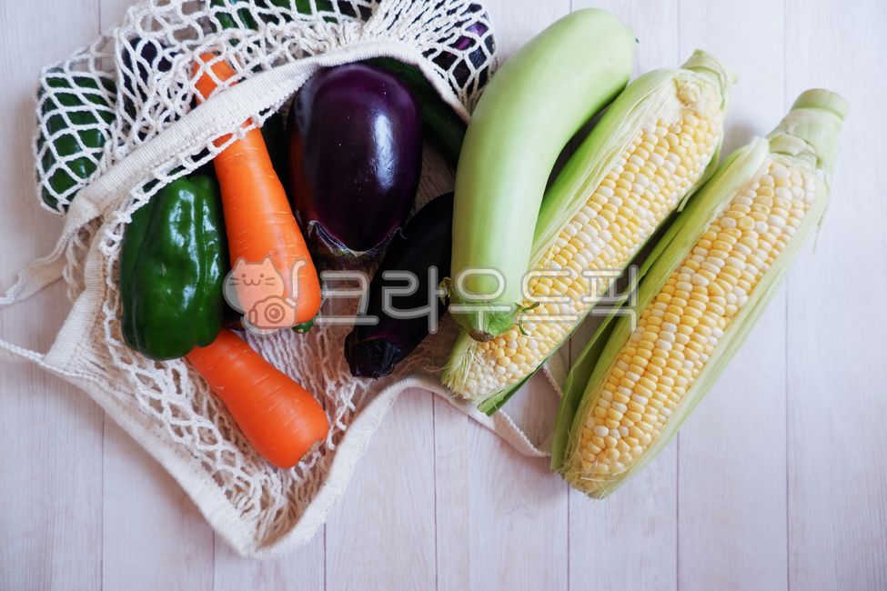 cooking preparation,Vegetables,salad,wooden table,corn,cucumber,healthyfood,vegetable,freshness,vegetables,salad ingredients,eggplants,shopping cart,steamed corn,ingredients,carrots,bell peppers,wood,diet,cooking,eggplant,Chodang corn,health,cooking ingre