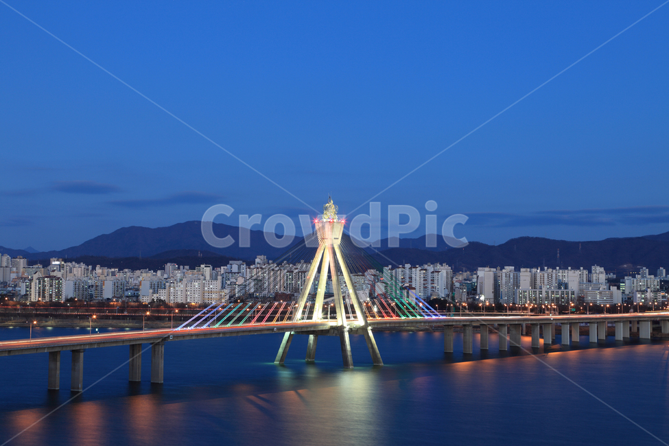 올림픽대교,다리,도시,한강,아파트,불빛,조명,빌딩,도심,야경,풍경,도로,교통,대교,교량,강,강변,스카이라인,산,건축,건축물,파란,블루,하늘,배경,백그라운드,강동구,서울,한국,야경,밤,풍경,nightscape,night,landscape,도시,city,한국도시풍경,한국도시경관,korea cityscape