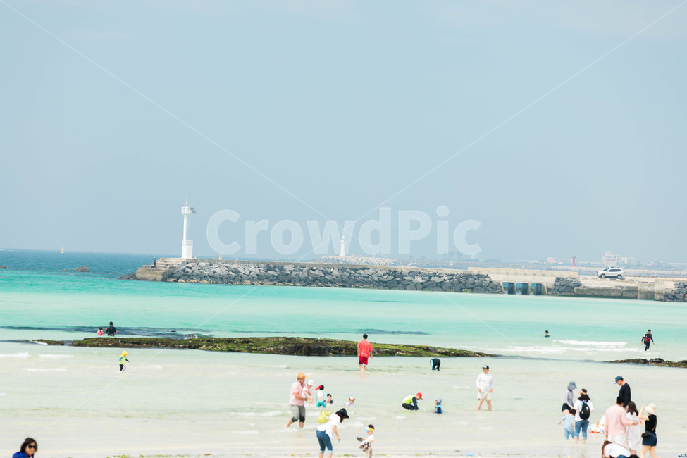 제주도,협재,해수욕장,제주도하늘,제주도바다,바다,에메랄드바다,에메랄드빛바다,푸른하늘,맑은바다,jeju,jejuisland,사람,인물,인간,human,person,여성,여자,woman,female,lady,여행,휴가,traveling,vacation,trip,물놀이,즐거운,상쾌한