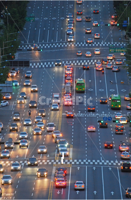 도로,교통,자동차,도로교통,대로,도시,도심,차로,차선,횡단보도,불빛,저녁,밤,흐름,교통흐름,운전,퇴근,비지니스,비즈니스,풍경,야경,서울,한국