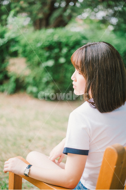 청량,공원,야외,옆모습,단발머리,손목시계,사람,인물,인간,human,person,여성,여자,woman,female,lady,감성,sensible,feeling,휴식,힐링,rest,relaxation,healing