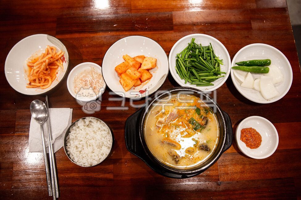 bone broth,traditionalkoreanfood,pork head,green onion,Korean traditional food,Sundaeguk,greenonion,sundaesoup,earthen pot,earthenpot,beefbonebroth,porkheadmeat,sundae