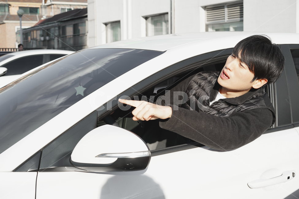 자동차,차량,차량사고,접촉사고,후방주차,주차,남자,사고차량,얼굴표정,감정표현,머리아픔,사람,인물,인간,human,person,얼굴표정,facial expression,face,남성,남자,man,male,감정표현,기분,feeling,emotion,교통,교통수단,traffic,transportation