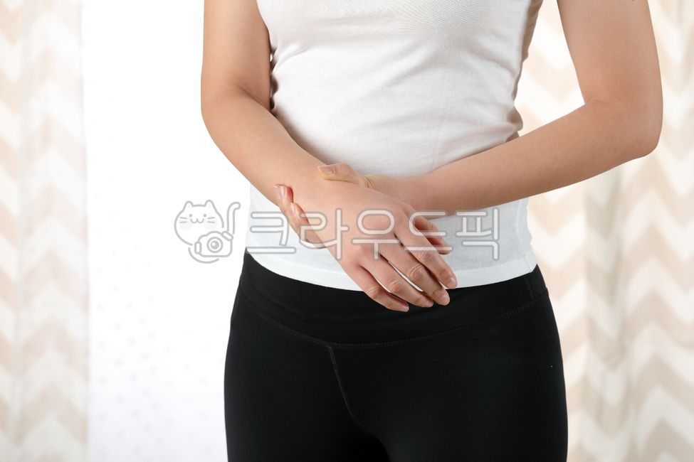 손목,팔목,팔,터널증후군,손목터널증후군,류마티스,신체일부,상반신,여자,여성,잡고있는,근육,근육통,결림,의료,마사지,케어,스트레스,커튼,커텐,창가,창쪽,햇살,방,실내,하얀,흰,고통,뒷모습,신체,사람,손,스포츠,운동복,요법,관리,아픈,터치,증상,스튜디오,나시티,나시,런닝셔츠