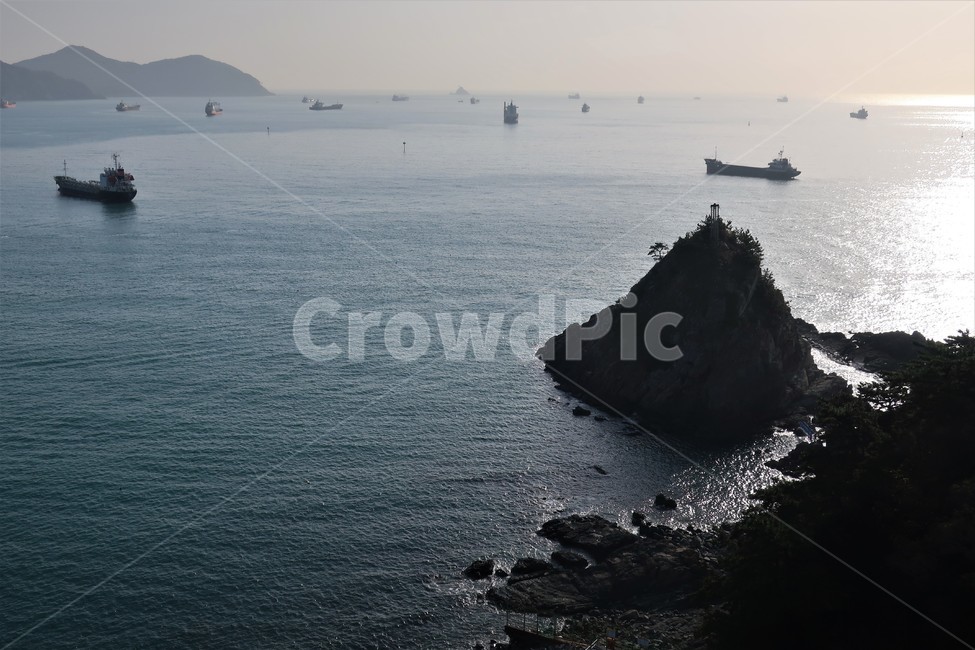 바다,해양,해변,선박,정박,항해,풍경,배,상선,수평선,자연,풍경,nature,landscape,land,땅,outdoors,옥외,ocean,대양,sea,water,물,shoreline,해안선,promontory,곶