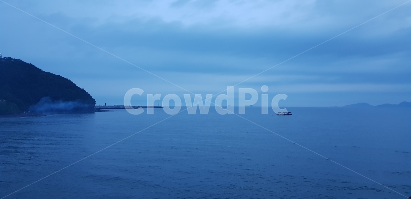 바다,해안선,해안,자연,풍경,배,잔잔한바다,흐린바다,구름,분위기,어두운바다,적막,적막함