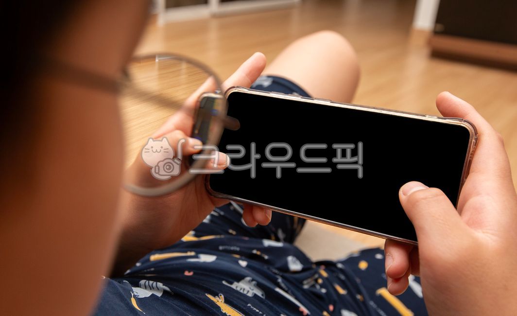 스마트폰,중독자,게임중독,스마트폰중독,중독,모바일,조작,핸드폰,게임,유튜브,동영상,시청,액정,실내,어린이,시력,안경