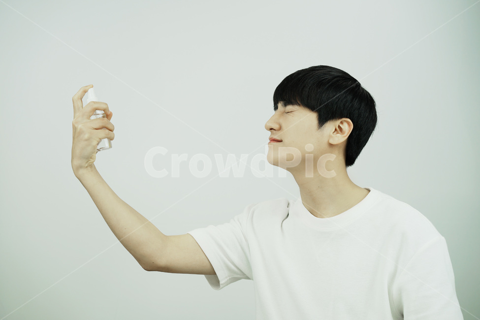 남자,뷰티,스킨케어,피부관리,화장품,beauty,skincare,cosmetic,남성,그루밍족,미스트,사람,인물,인간,human,person,남성,남자,man,male,뷰티,미용,beauty treatment
