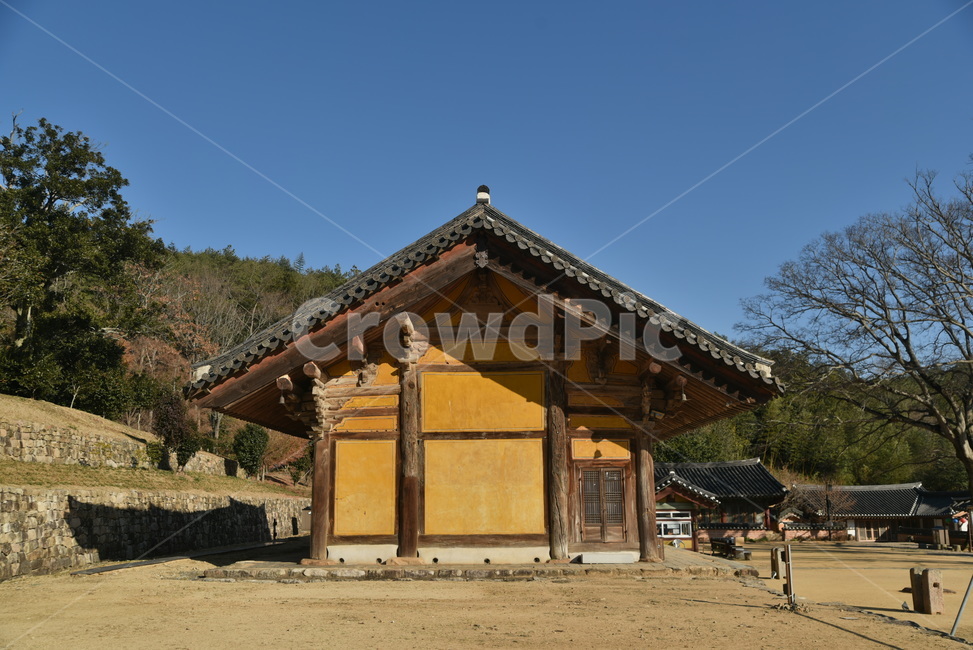 무위사,대웅전,사찰건축,맞배지붕,종교시설,목조건축,문화재,기념물,건물,기와,outdoors,건축물,건물외관,exterior,building,structure,architecture,construction