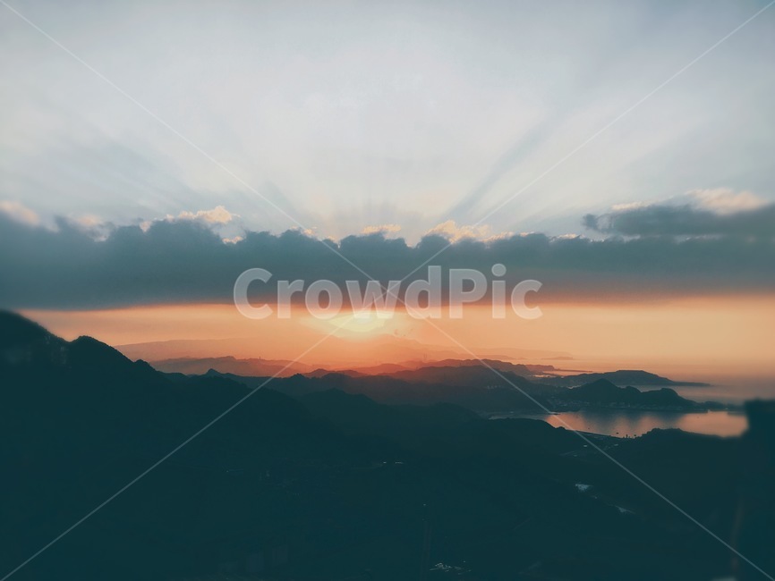 하늘,구름,해,산,일몰,노을,자연,풍경,nature,landscape,outdoors,옥외,sky,sunset,red sky,붉은 하늘,dusk,황혼,dawn,새벽,mountain,mountain range,산맥
