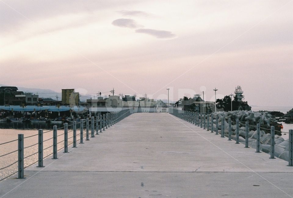 강릉,방파제,길,바닷가,해안,도시,풍경,city,landscape,water,물,waterfront,워터 프론트,boardwalk,산책로,bridge,다리,building,건물