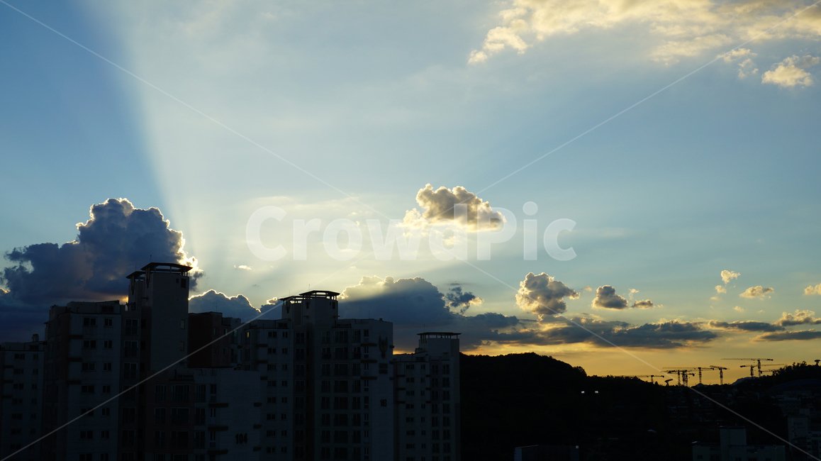 하늘,빛오름,빛오름현상,여름하늘,여름저녁,도시,풍경,city,landscape,한국도시풍경,한국도시경관,korea cityscape,weather,날씨,nature,자연,outdoors,옥외,cloud,구름,cumulus,적운,sky