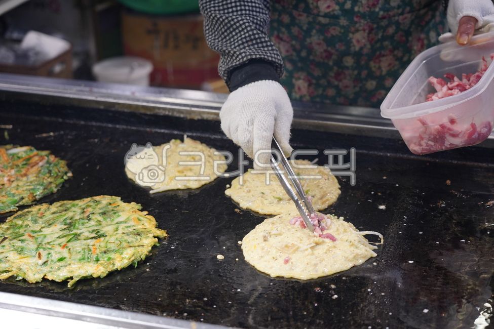 Pajeon,Korean food,Korean pancake,chive pancake,fried food,traditional food,meat pajeon,Korean cuisine,yangjangpi,Chinese cuisine,shredded vegetables,Chinese food,mustard,vegetables,food,cucumber,stir-fried meat,Chinese vermicelli,jellyf