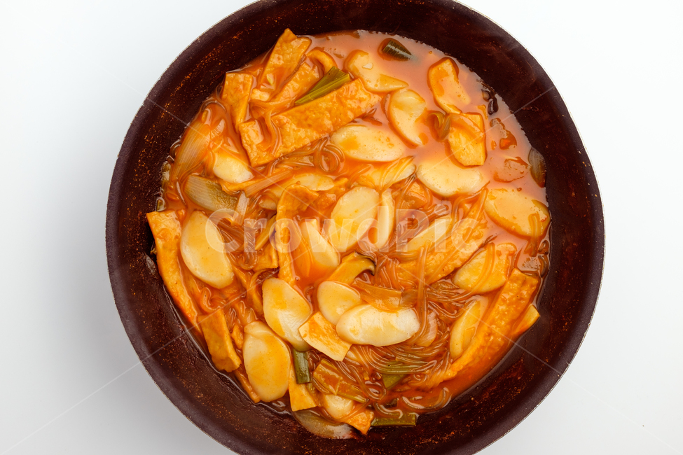 떡볶이,떡,매운,한국문화,한국음식,요리,식사,간식,양념,조미료,채소,어묵,오뎅,당면,파,마늘,고추장,식품,국물,뜨거운,맛있는,인기있는,달콤한,가래떡,볶음