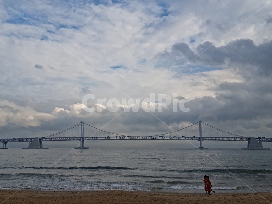 뛰는사람,뛰다구름,러닝,광안대교,대교,다리,바다,파도,nature,human,outdoors,ocean,water,sea,person,물,대양,옥외