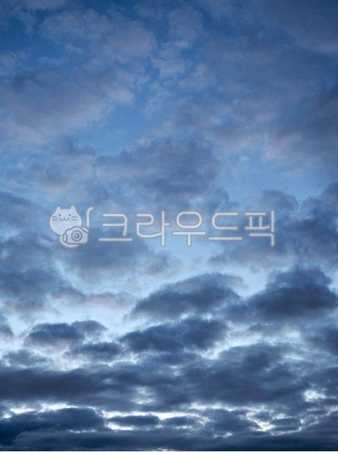 하늘,구름,흰색,먹구름,배경,바람,장마,태풍,자연,풍경,경관,구름풍경,폭풍,흐림,날씨,환경,자연현상,야외,다크,블랙,어두움,sky,cloud,white,background,wind,therainyseason,typhoon,nature,scenery,policeman,cloudlandscape,storm,cloudy,weather,environment,naturalphenomenon,outdoor,dark,black,gloominess