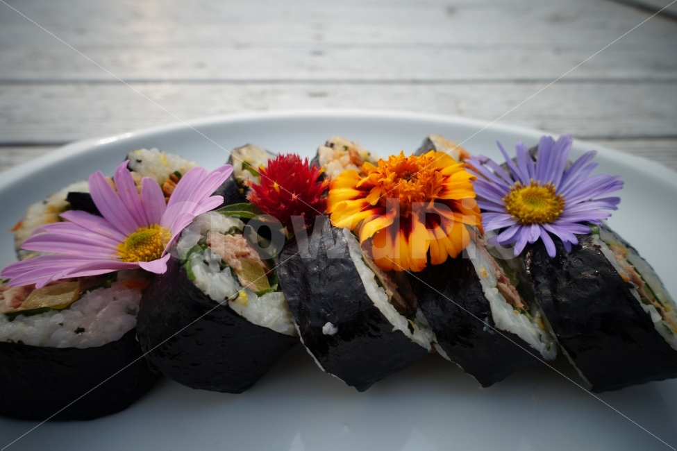 한식,음식,김밥,꽃장식,참치김밥,식물,자연,plants,nature,꽃,flower,음식,식재료,요리,food,cook,meal,dishes,food reserves,한식,한국음식,한국요리,korean food,korean dishes,korean meal,korean cook