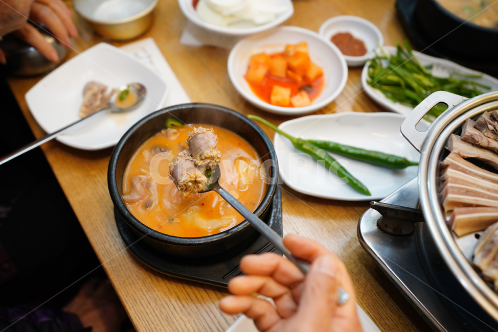 국물,국물요리,한식,순대국,순대,안주,먹거리,음식,식사,뚝배기,그릇,돼지,사람,인물,인간,human,person,신체일부,몸,body,음식,식재료,요리,food,cook,meal,dishes,food reserves,한식,한국음식,한국요리,korean food,korean dishes,korean meal,korean cook