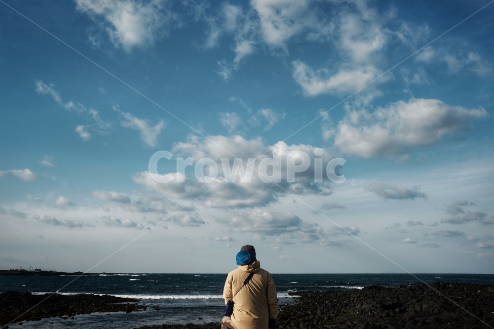 제주도,구름,풍경,하늘,바다,겨울,계절,winter,season,제주도,jeju,jeju island,사람,인물,인간,human,person,남성,남자,man,male,여행,휴가,traveling,vacation,trip,clothing,의류,apparel,의복