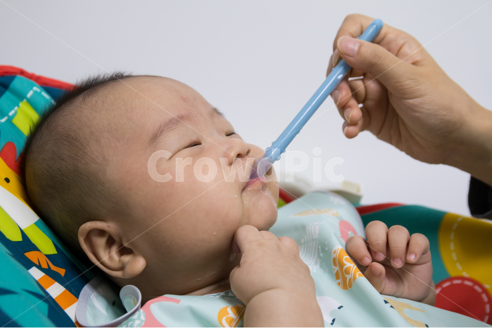 아기,아이,이유식,어린이,맘마,밥,식사,육아,남자아이,남자,영양,아기이유식,귀여운,사랑스런,얼굴,숟가락,아동,양육,6개월아기,통통한,천사같은,성장,꼬마,영유아,유아,사람,인물,사람,인물,인간,human,person,영유아,아기,애기,아이,infants,baby