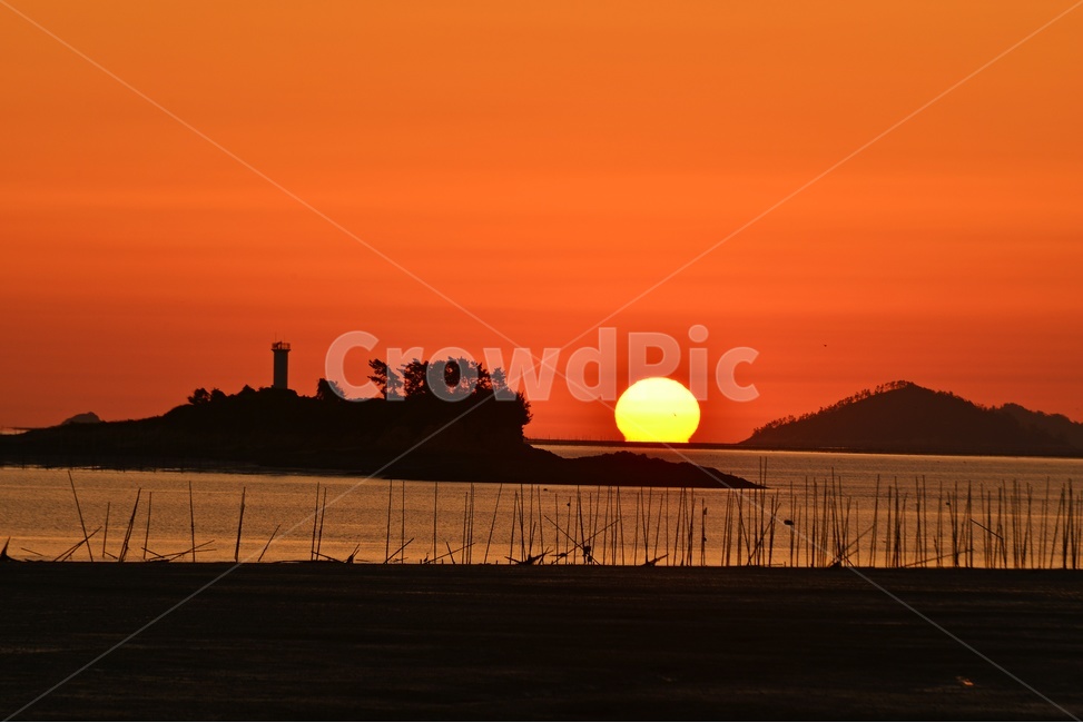 outdoors,옥외,landscape,nature,자연,scenery,sky,하늘,redsky,붉은하늘,weather,날씨,경치,경관,풍경,향화도,닭섬,등대,향화도일몰,노을,오여사,오메가,해넘이,dusk,황혼,sunset,일몰,자연,풍경,nature,landscape,한국자연풍경,한국자연경관,korea nature landscape