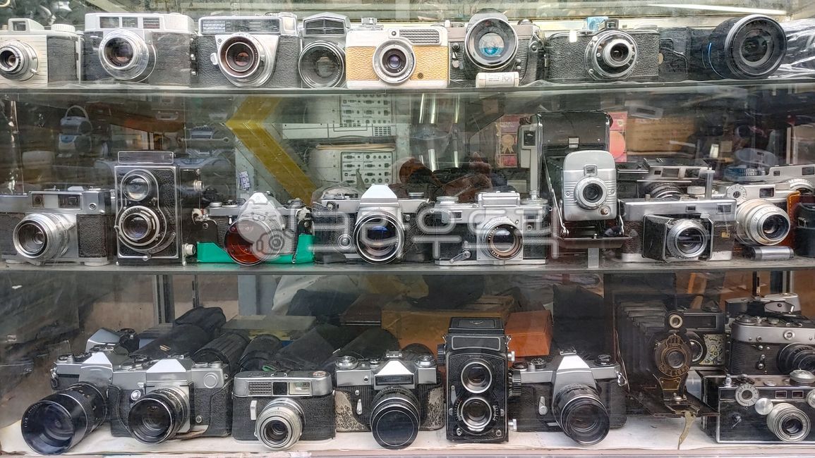 빈티지,필름카메라,카메라,기계,전자기계,골동품,컬렉션,수집품,진열장,장식물,디스플레이,올드,camera,filmcamera,vintage,display,배경,기계식카메라,오래된,낡은
