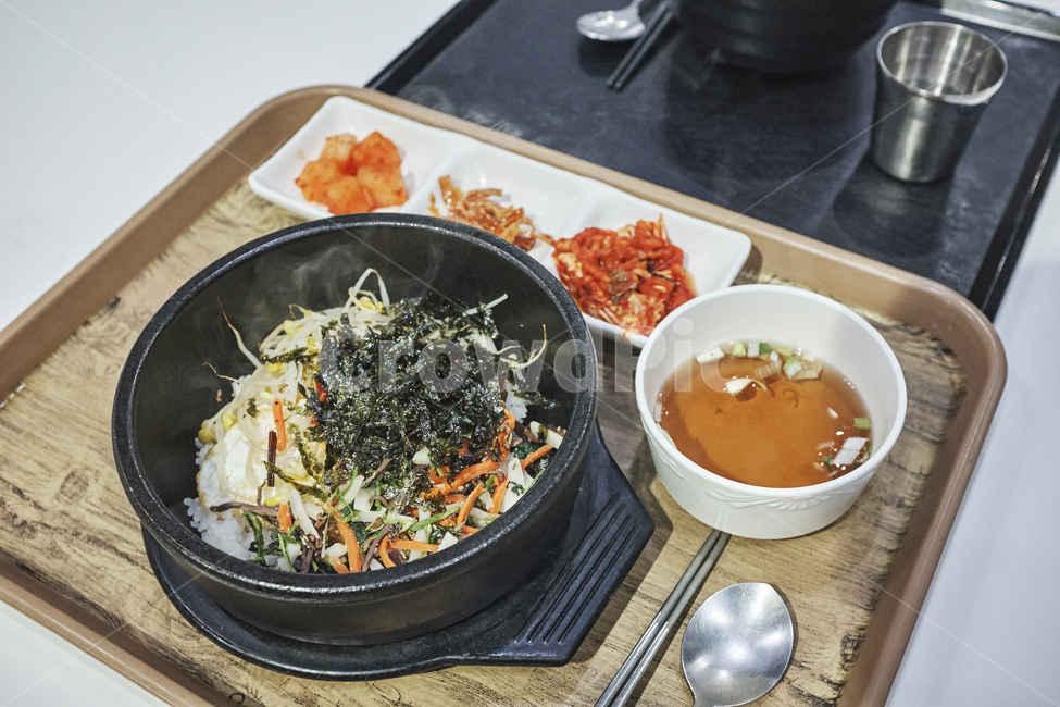 돌솥비빔밥,비빔밥,휴게소,식사,김치,국,숟가락,돌솥,김,깍두기,컵,쟁반,음식,식재료,요리,food,cook,meal,dishes,food reserves,한식,한국음식,한국요리,korean food,korean dishes,korean meal,korean cook