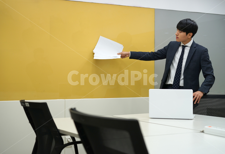 회의,발표,남성,남자,사업가,비즈니스,업무,서류,양복,정장,사무실,회의실,사람,인물,인간,human,person,남성,남자,man,male,산업,industry,industrial,비즈니스,사업,business,service,work