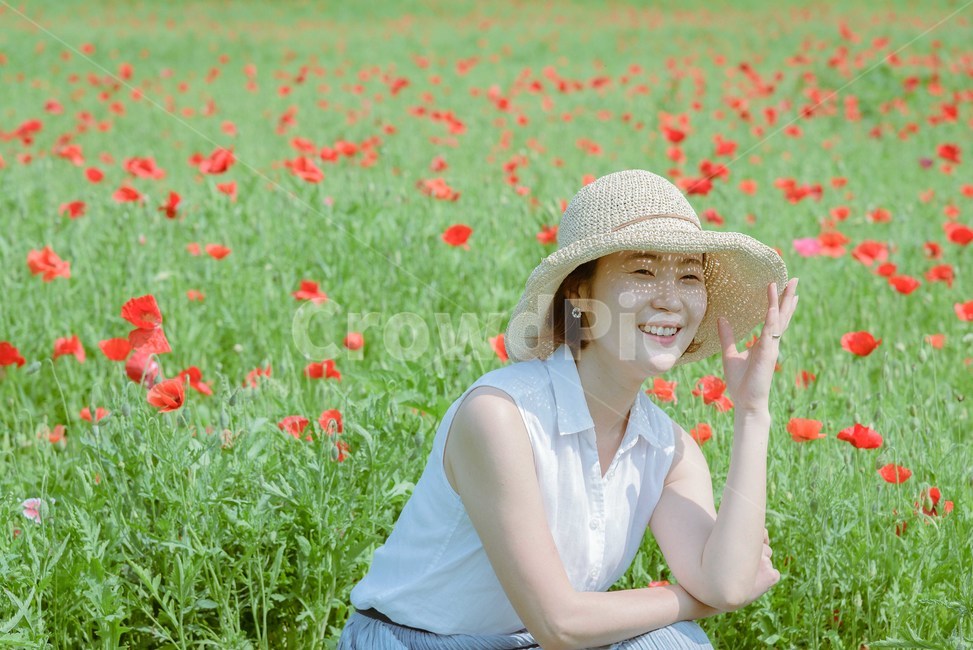 봄,봄꽃,봄소풍,양귀비꽃,모자,봄패션,봄,계절,spring,season,사람,인물,인간,human,person,얼굴표정,facial expression,face,여성,여자,woman,female,lady,여행,휴가,traveling,vacation,trip,감성,sensible,feeling,hat,sun hat,태양 모자