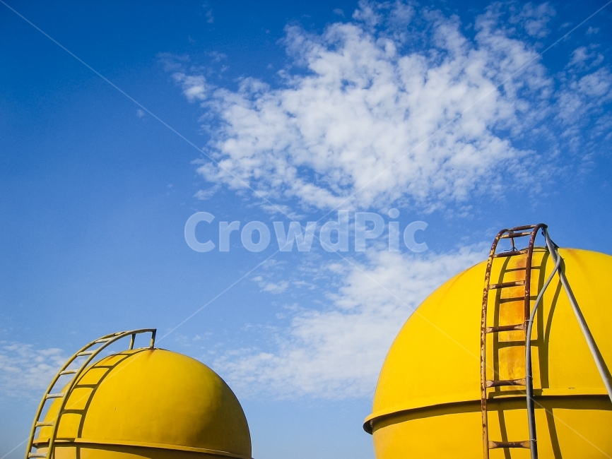 하늘,흰구름,노란,물탱크,계단,올라감,watertank,yellow,stairs,cloud,sky,색깔,색상,색채,색감,color sense,color sensitivity,feeling of color