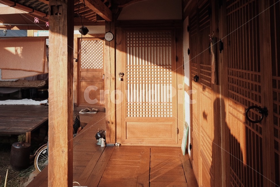 한옥,전주,전통가옥,한국,전통,고풍,새해,생활,나무,원목,라이프,장식,클로즈업,건축,빛,조용,한국전통,한국문화,koreantraditional,koreanculture,건물외관,building,structure,architecture,건축물,햇빛,sunshine,한국전통,한국문화,korean traditional,korean culture,인테리어,실내디자인,interior design