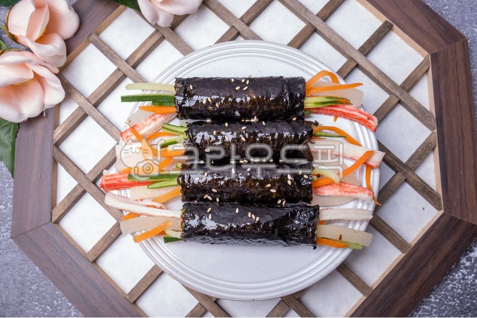 맛살,김,통김밥,야채김밥,오이,당근,식사,단무지,꼬마김밥,햄,배달음식,길거리음식,김밥,한식,분식,음식