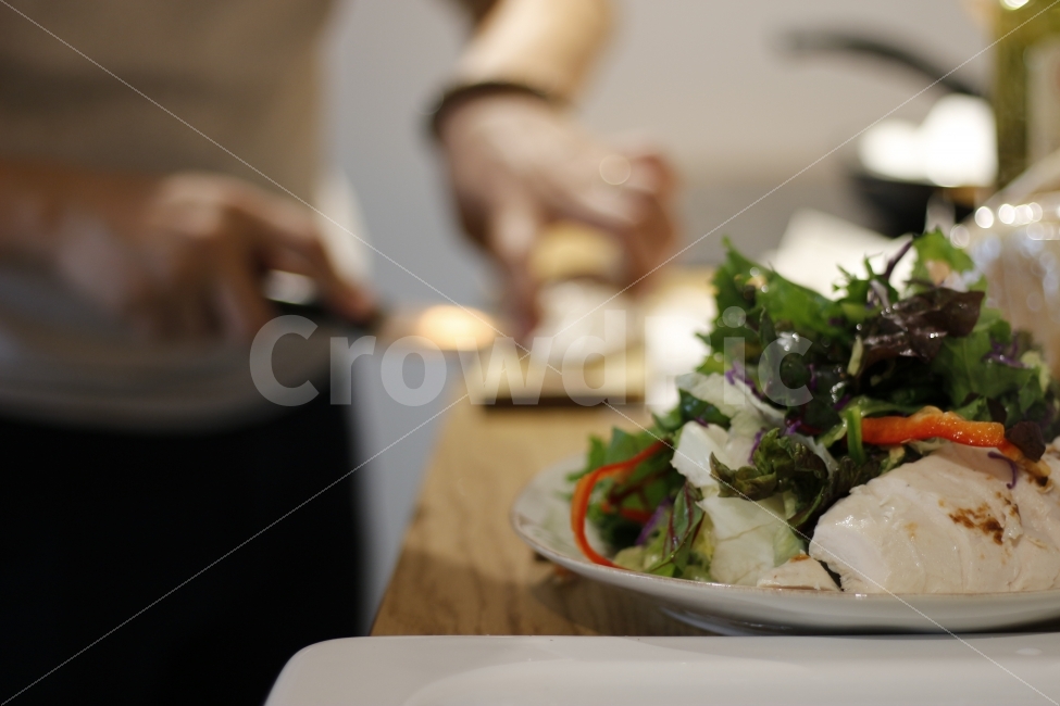 음식,요리,쉐프,주방,조리,푸드,food,cook,cooking,meal,Chef,kitchen,salad,샐러드,커팅,도마,칼질,칼,사람,사람,인물,인간,human,person,음식,식재료,요리,food,cook,meal,dishes,food reserves