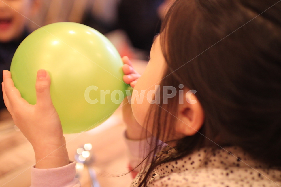 풍선불기,풍선,여아,파티,party,녹색풍선,사람,인물,인간,human,person,어린이,어린아이,child,children,kid