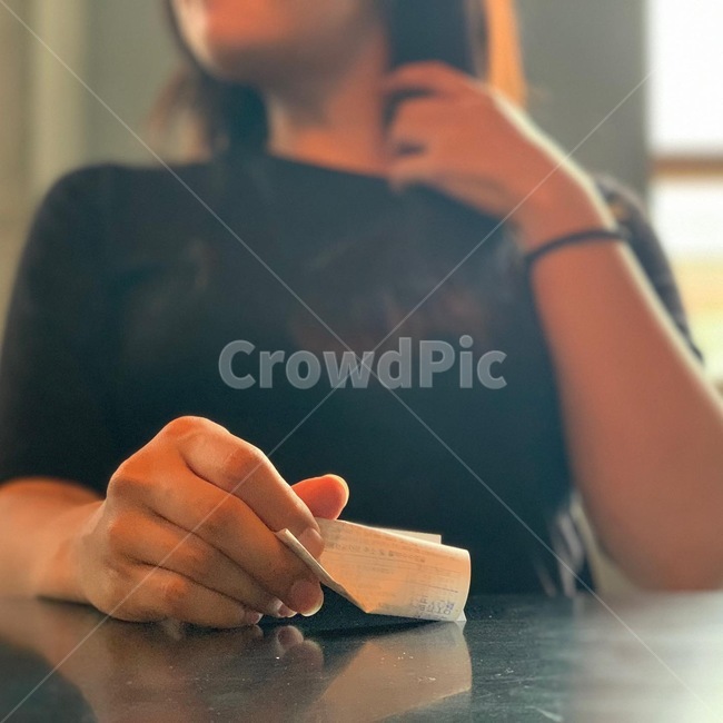 person,사람,human,인간,woman,여자,female,종이,paper,finger,손가락,카페,cafe,인물,model,모델,실내,inside