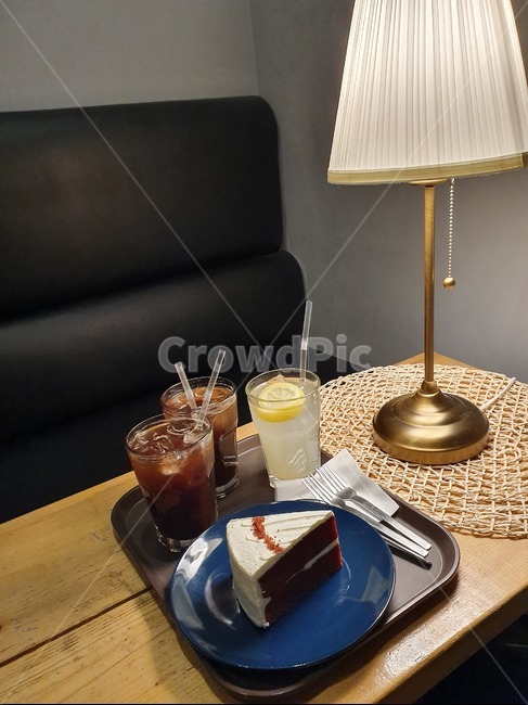 커피,케잌,전등,식탁,배경,분위기,의자,카페,커피,카페,coffee,cafe