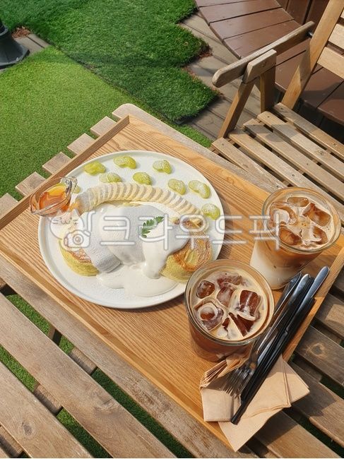 수플레,팬케이크,커피,야외,나무테이블