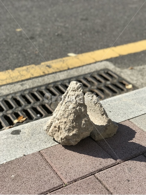 돌,시멘트,조각,보도블럭,하수구,아스팔트,도로,도로변