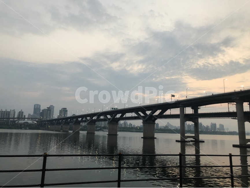 아침,새벽,밤,저녁,한강,다리,달,river,bridge,노을,우울,어두움,구름