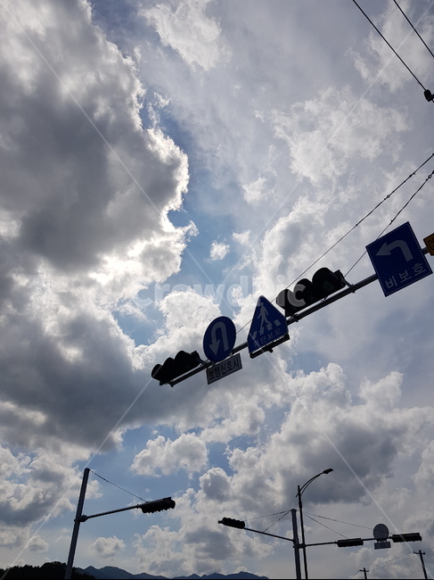 구름,하늘,파란하늘,뭉게구름,신호등,교통표지판,하얀구름,흰구름,sky,cloud,비보호,유턴,횡단보도,가로등,맑은하늘