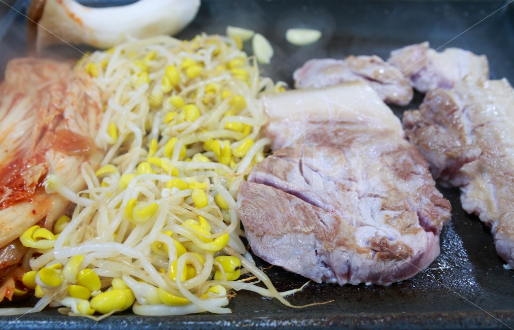 	삼겹살,목살,음식,불판,콩나물,김치,버섯,송이버섯,생고기,음식점,고기,돼지고기,돼지,흑돼지,맛있는,먹음직스러운,연기,저녁,회식,요리,음식,식재료,요리,food,cook,meal,dishes,food reserves,육류,고기,meat,한식,한국음식,한국요리,korean food,korean dishes,korean meal,korean cook