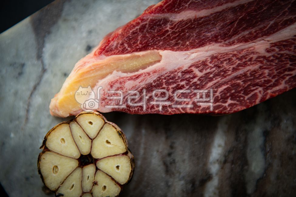 studio,very,garlic,close up,ingredient,Directed cut,health,raw meat,beef,Korean beef,menu,food,Sirloin,Garnish,premium,Roasted Garlic,sirloin,meat,special part