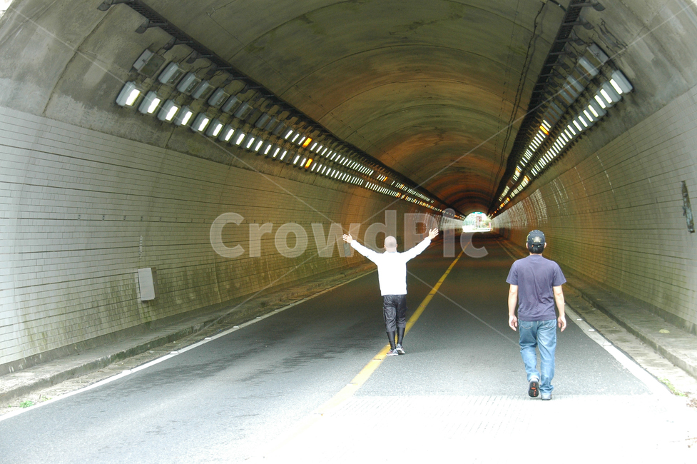 터널,사람,교통,도로,불빛,tunnel,human,people,만세,light,걷기,터널속,walking,모자,hat,고독,자유,사람,인물,인간,human,person,남성,남자,man,male